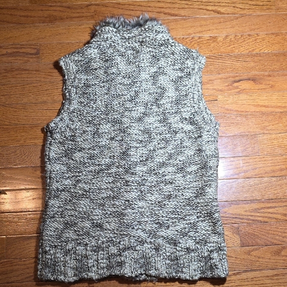 Charter Club Gray Sleeveless Sweater with Faux Fur Collar - Picture 6 of 7